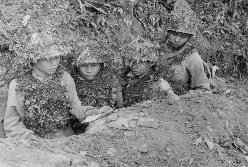 Trong đợt 1 của chiến dịch, sau khi tiêu diệt vị trí Gia Phù, ngày 17 và 18/10/1952, các cánh quân của Đại đoàn 308 lần lượt tấn công và tiêu diệt hoàn toàn 2 vị trí Nghĩa Lộ đồi và Nghĩa Lộ phố. Trong ảnh: Ban Chỉ huy trận đánh nghiên cứu vị trí Gia Phù. (Ảnh: TTXVN)