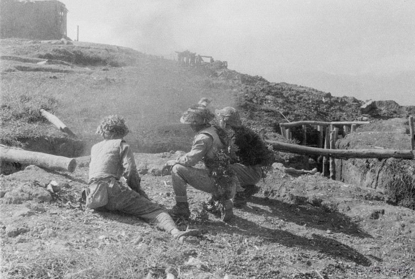 Đợt 1 của chiến dịch, nhờ tập trung ưu thế về binh, hỏa lực, các cụm cứ điểm vòng ngoài của địch ở Tây Bắc nhanh chóng bị ta tiêu diệt, tạo thời cơ thuận lợi cho chiến dịch phát triển. Trong ảnh: Sau khi pháo kích vào các lô cốt chính, các đơn vị xung kích đang tấn công tiêu diệt địch ở vị trí Gia Phù. (Ảnh: TTXVN)