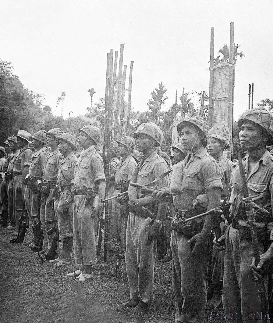 Lực lượng tham gia chiến dịch của ta gồm các đại đoàn 308, 312, 316 (thiếu), tiểu đoàn 910 (Trung đoàn 148), 6 đại đội Sơn pháo 75 ly, 3 đại đội súng cối 120 ly, 1 Trung đoàn công binh và 11 đại đội bộ đội địa phương. Trong ảnh: Các đơn vị tham gia chiến dịch chuẩn bị xuất phát. (Ảnh: TTXVN)