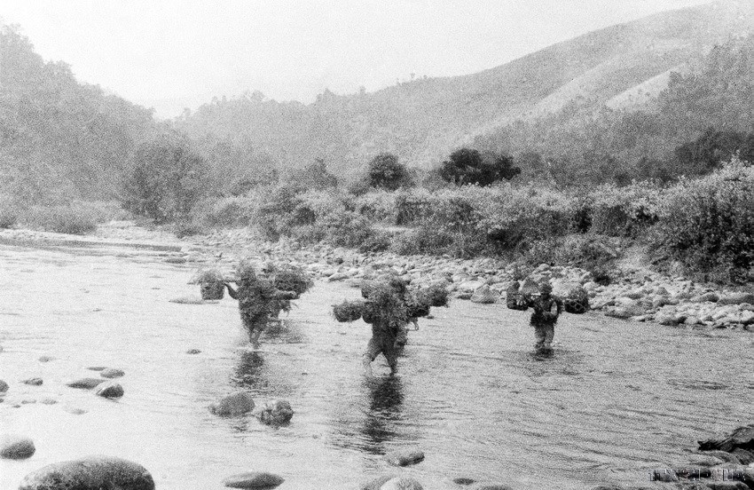 Ngày 15/10/1952, mở đầu chiến dịch, sau khi tiêu diệt các vị trí Sài Lương và Ca Vịnh, quân ta đã tấn công và tiêu diệt hoàn toàn vị trí Gia Phù. Ảnh: Quân ta vượt Ngòi Thia vào bao vây vị trí Gia Phù. (Ảnh: TTXVN)