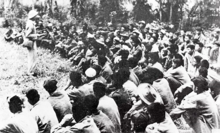 Sau 2 tháng mở chiến dịch, đã diệt, bắt sống và làm bị thương trên 6.000 tên địch; nhiều tiểu đoàn, đại đội thuộc các binh đoàn cơ động địch bị xóa sổ. Trong ảnh: Bộ đội ta giải thích chính sách khoan hồng của Đảng và Chính phủ cho tù binh bị bắt trong Chiến dịch Tây Bắc. (Ảnh: TTXVN)