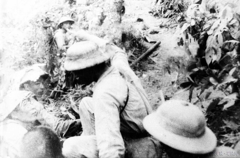 Đợt 1 (14-23/10/1952), quân ta tiến công tiêu diệt phân khu Nghĩa Lộ, đập tan tuyến phòng thủ vành đai ngoài Tây Bắc của địch. Trong ảnh: Quân ta triển khai lực lượng bám sát trận địa tiến công Nghĩa Lộ đồi - nơi đặt sở chỉ huy phân khu Nghĩa Lộ của địch. (Ảnh: TTXVN)