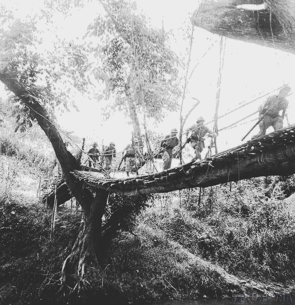 Đợt 3 (30/11-10/12/1952), bộ đội chủ lực tập trung đánh vào Tập đoàn cứ điểm Nà Sản. Trong ảnh: Các đơn vị tham gia chiến dịch trèo đèo lội suối vượt sông tiến quân vào trận địa. (Ảnh: TTXVN)