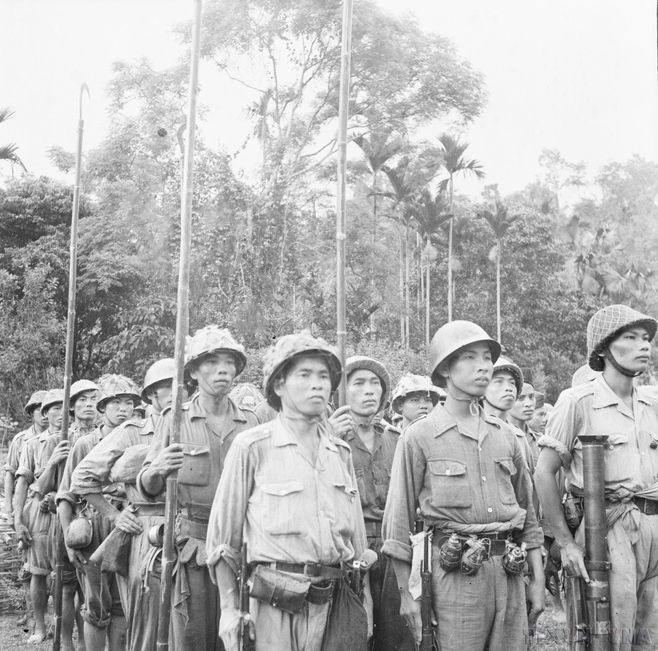 Lực lượng tham gia chiến dịch của ta gồm các đại đoàn 308, 312, 316 (thiếu), tiểu đoàn 910 (Trung đoàn 148), 6 đại đội Sơn pháo 75 ly, 3 đại đội súng cối 120 ly, 1 Trung đoàn công binh và 11 đại đội bộ đội địa phương. Trong ảnh: Các đơn vị tham gia chiến dịch chuẩn bị xuất phát. (Ảnh: TTXVN)