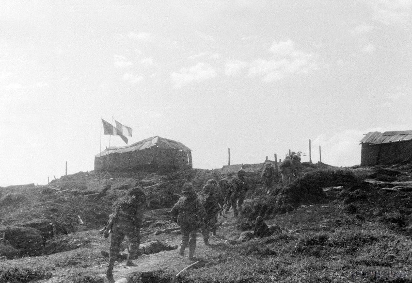 Đợt 1 của chiến dịch, nhờ tập trung ưu thế về binh, hỏa lực, các cụm cứ điểm vòng ngoài của địch ở Tây Bắc nhanh chóng bị ta tiêu diệt, tạo thời cơ thuận lợi cho chiến dịch phát triển. Trong ảnh: Sau khi pháo kích vào các lô cốt chính, các đơn vị xung kích đang tấn công tiêu diệt địch ở vị trí Gia Phù. (Ảnh: TTXVN)