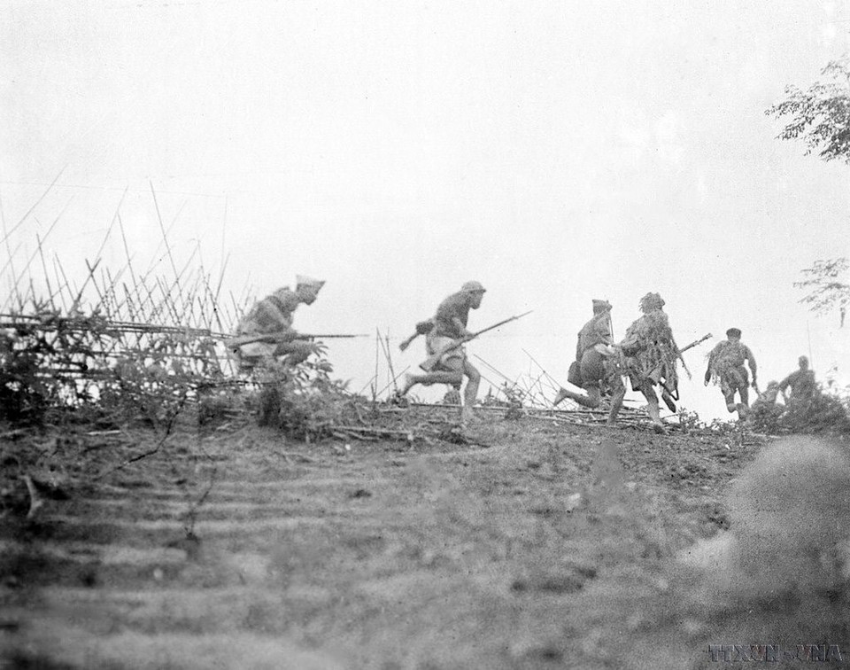 Trong Chiến dịch Tây Bắc, bộ đội được động viên, khích lệ kịp thời, luôn nêu cao tinh thần khắc phục khó khăn, gian khổ, giữ vững bản lĩnh chiến đấu và quyết tâm hoàn thành nhiệm vụ được giao. Trong ảnh: Một trong những vị trí của địch bị quân ta tấn công tiêu diệt trong chiến dịch Tây Bắc 1952. (Ảnh: TTXVN)