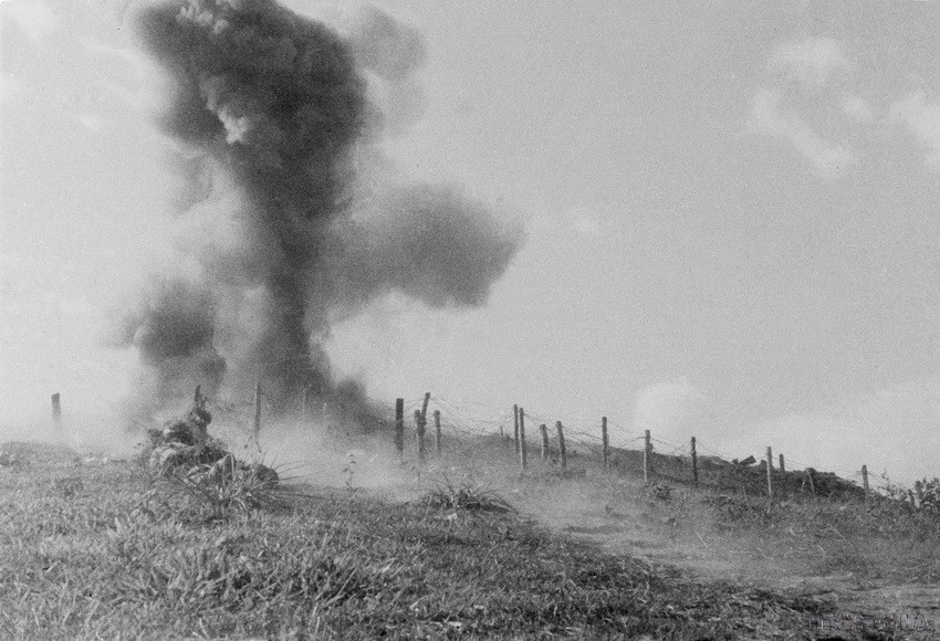 Đợt 1 của chiến dịch, nhờ tập trung ưu thế về binh, hỏa lực, các cụm cứ điểm vòng ngoài của địch ở Tây Bắc nhanh chóng bị ta tiêu diệt, tạo thời cơ thuận lợi cho chiến dịch phát triển. Trong ảnh: Vị trí Gia Phù, Sơn La bị quân ta pháo kích đang bốc cháy. (Ảnh: TTXVN)