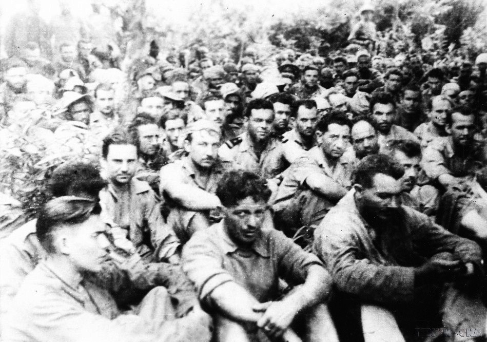 Sau 2 tháng mở chiến dịch, quân ta đã diệt, bắt sống và làm bị thương hơn 6.000 tên địch; nhiều tiểu đoàn, đại đội thuộc các binh đoàn cơ động địch bị xóa sổ. Trong ảnh: Tù binh địch bị bắt trong chiến dịch Tây Bắc 1952. (Ảnh: TTXVN)