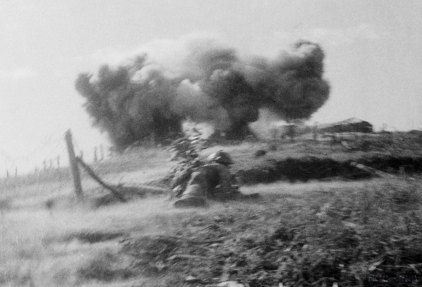 Đợt 1 của chiến dịch, nhờ tập trung ưu thế về binh, hỏa lực, các cụm cứ điểm vòng ngoài của địch ở Tây Bắc nhanh chóng bị ta tiêu diệt, tạo thời cơ thuận lợi cho chiến dịch phát triển. Trong ảnh: Pháo binh của quân ta bắn phá vị trí Gia Phù (Sơn La), dọn đường cho bộ đội tiến công. (Ảnh: TTXVN)