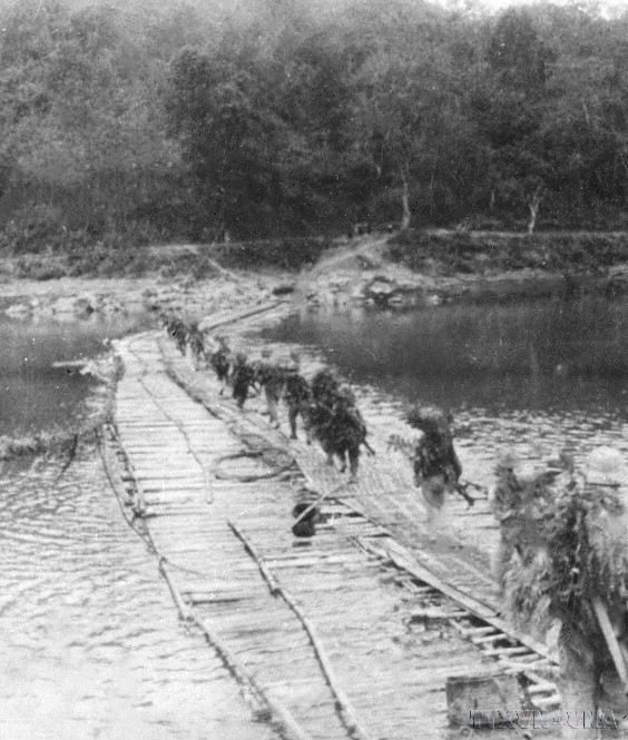 Đợt 2 của chiến dịch, quân ta tiến công chính diện, kết hợp với vu hồi từ hướng Lai Châu tiêu diệt địch, lần lượt giải phóng Thuận Châu, Tuần Giáo, Điện Biên Phủ và thị xã Sơn La, truy kích quân địch rút chạy về Nà Sản. Trong ảnh: Các đơn vị bộ đội vượt sông tiến quân trong chiến dịch Tây Bắc. (Ảnh: TTXVN)