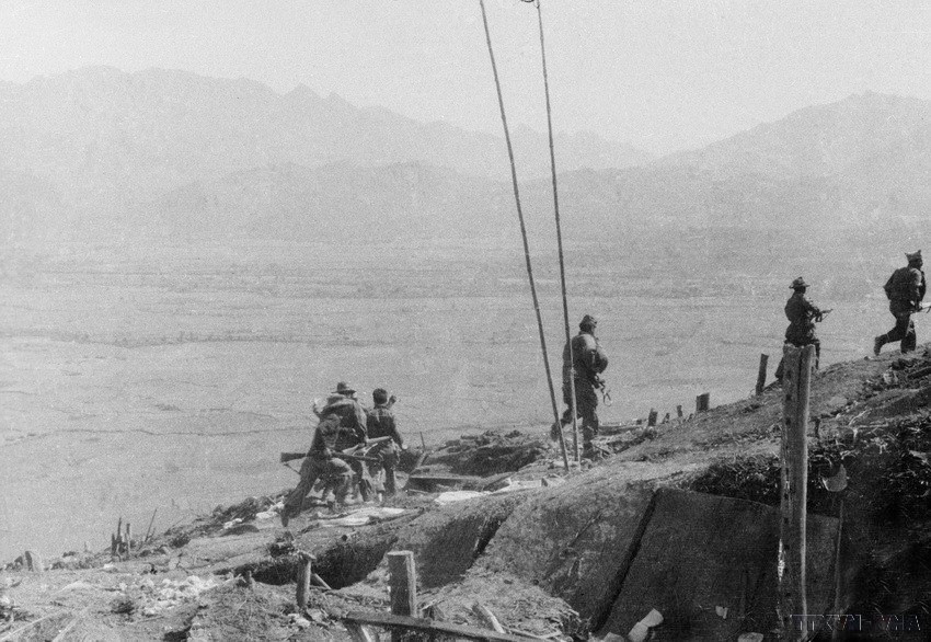 Đợt 1 của chiến dịch, nhờ tập trung ưu thế về binh, hỏa lực, các cụm cứ điểm vòng ngoài của địch ở Tây Bắc nhanh chóng bị ta tiêu diệt, tạo thời cơ thuận lợi cho chiến dịch phát triển. Trong ảnh: Sau khi pháo kích vào các lô cốt chính, các đơn vị xung kích đang tấn công tiêu diệt địch ở vị trí Gia Phù. (Ảnh: TTXVN)