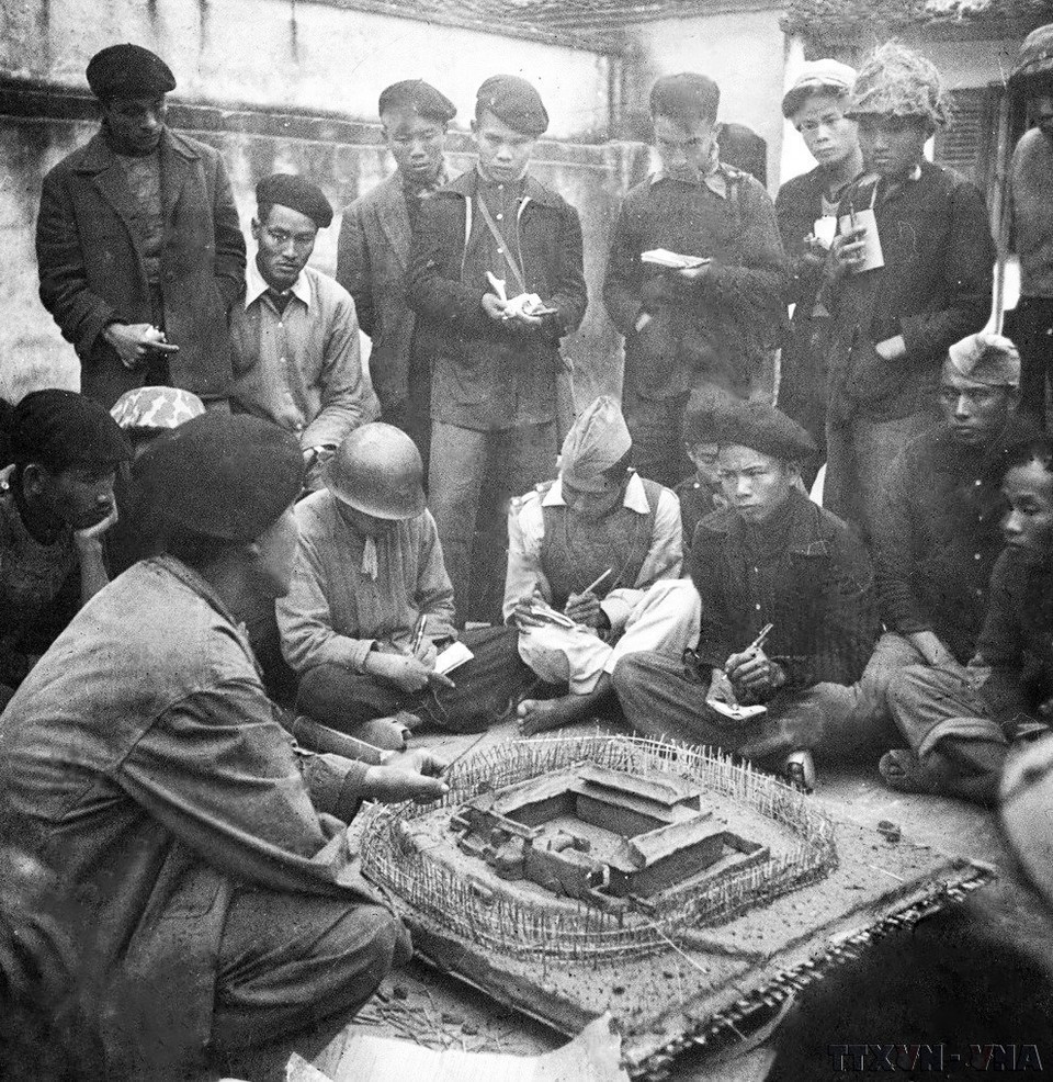 Thực hiện chủ trương chuyển hướng tiến công chiến lược, từ tháng 4/1952, Bộ Chính trị và Chủ tịch Hồ Chí Minh đã chỉ thị toàn quân và toàn dân ta xúc tiến công tác chuẩn bị chiến dịch với quyết tâm tiêu diệt địch, giải phóng Tây Bắc. Trong ảnh: Các đơn vị tham gia chiến dịch nghiên cứu các vị trí đánh địch trên sa bàn trước khi vào chiến dịch. (Ảnh: TTXVN)