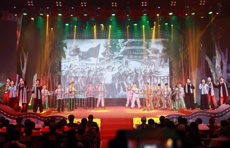 Chương trình nghệ thuật chào mừng Lễ kỷ niệm 110 năm ngày sinh ông Huỳnh Tấn Phát. (Ảnh: Dương Giang/TTXVN)