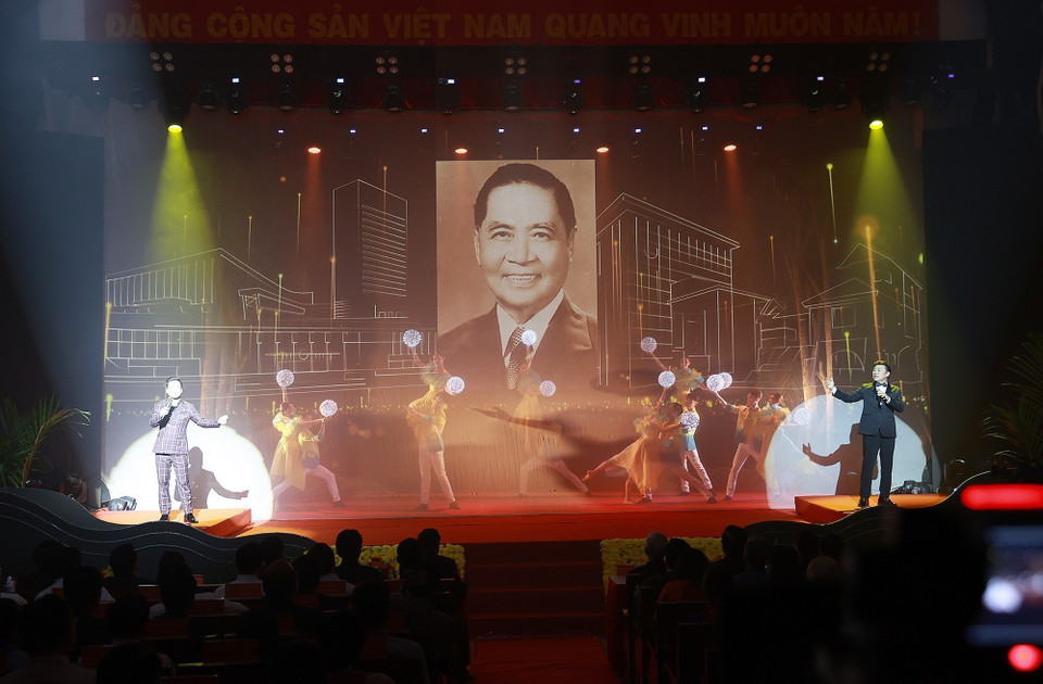 Chương trình nghệ thuật chào mừng Lễ kỷ niệm 110 năm ngày sinh ông Huỳnh Tấn Phát. (Ảnh: Dương Giang/TTXVN)