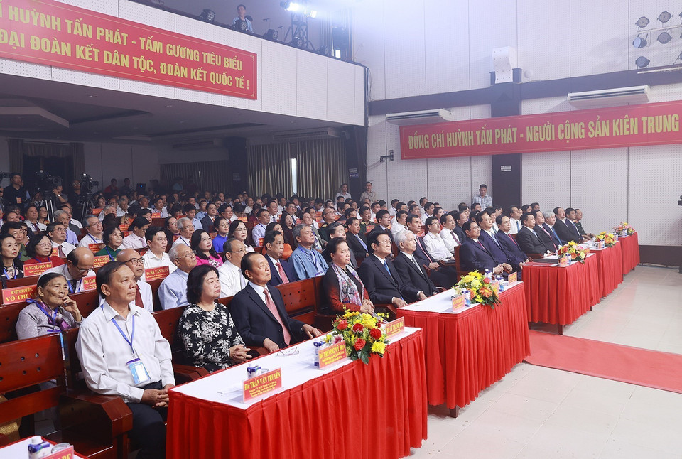 Các lãnh đạo Đảng, Nhà nước dự Lễ kỷ niệm 110 năm ngày sinh ông Huỳnh Tấn Phát. (Ảnh: Dương Giang/TTXVN)