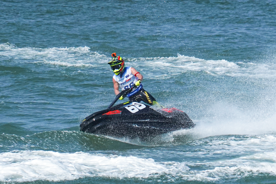 Bứt phá ở ngày thi đấu cuối cùng nhưng thành tích tốt nhất mà Oliver Koch Hansen (Đan Mạch, mang số hiệu 66) đạt được chỉ là vị trí thứ Hai. (Ảnh: Việt Anh/Vietnam+)