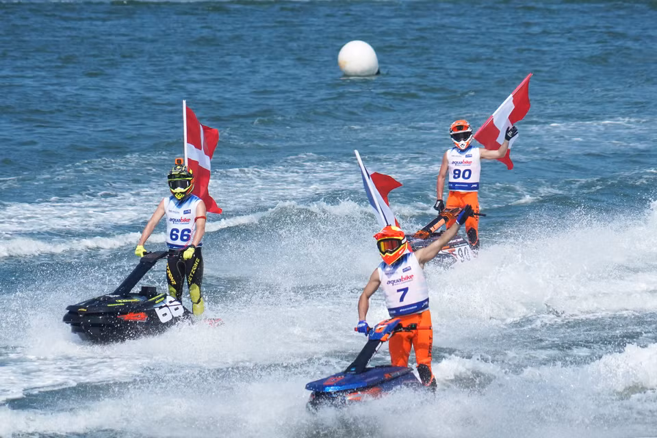 Sau màn thi đấu của các quý cô, những tay đua nam bước vào tranh tài ở hạng mục Ski Division. (Ảnh: Việt Anh/Vietnam+)