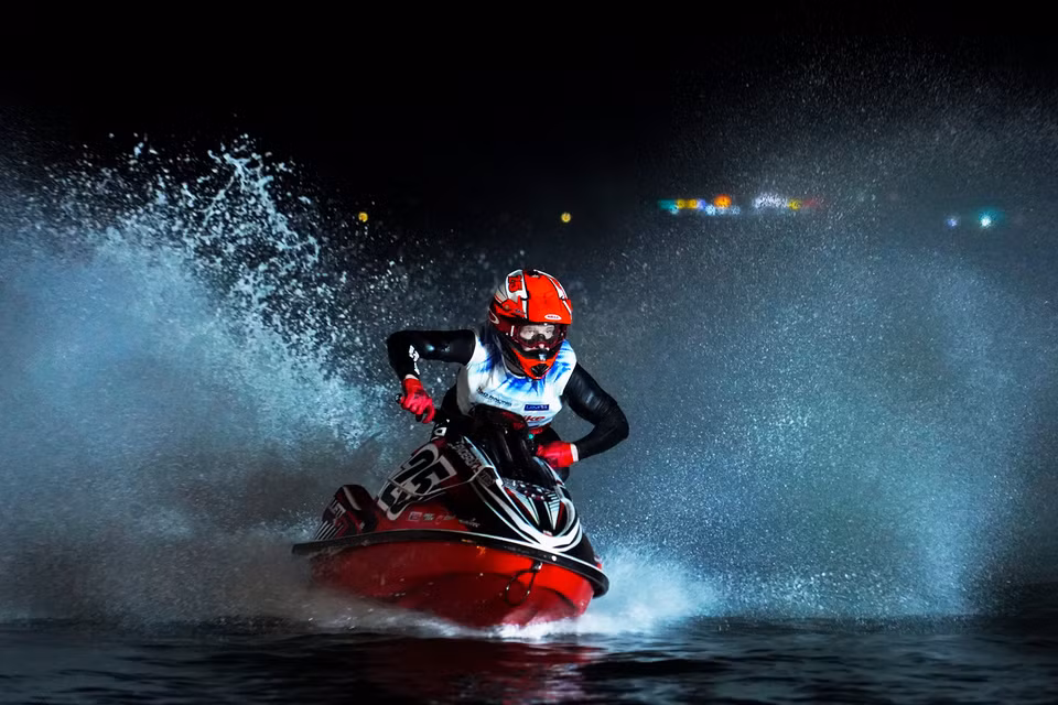 Không gian biển tại Vịnh Thị Nai như được thắp sáng sau từng pha drift 'bẻ lái' của các vận động viên. (Ảnh: Việt Anh/Vietnam+)