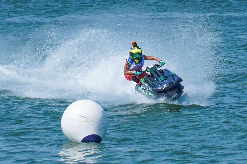 Đương kim vô địch Ski Ladies GP1 2023 là Jessica Chavanne gặp một sự cố máy móc, khiến cô bị ngã và phải bỏ cuộc. (Ảnh: Việt Anh/Vietnam+)