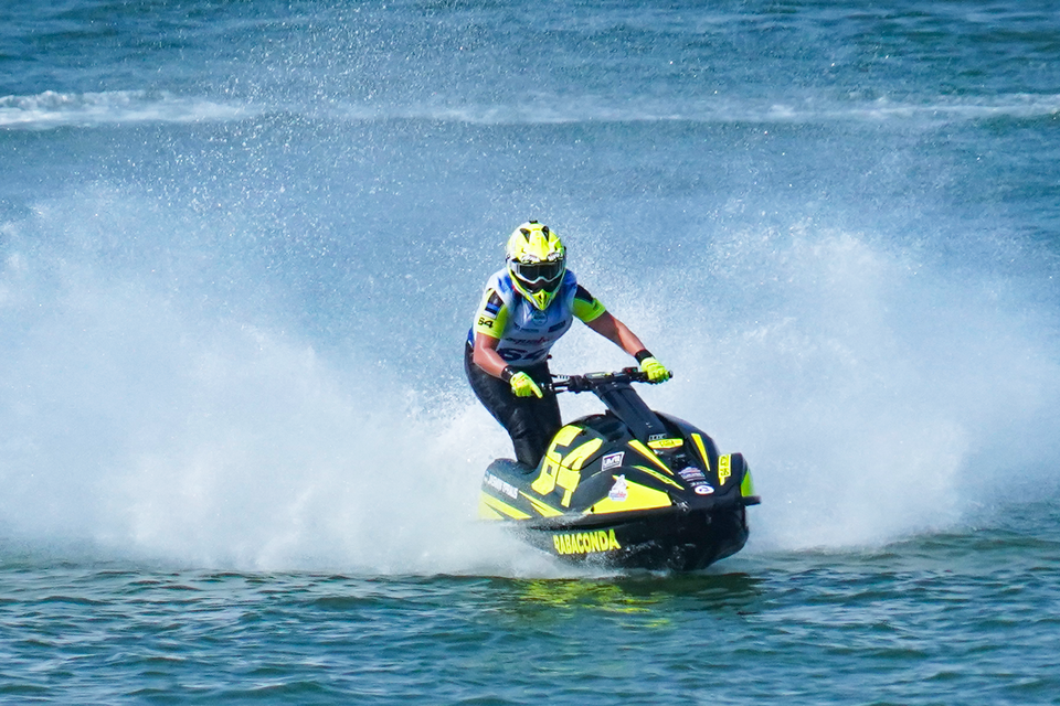 Ở hạng mục Ski Ladies, nữ tay đua 23 tuổi Jasmiin Ypraus (Estonia, mang số hiệu 64) xuất sắc về đích ở vị trí đầu tiên. (Ảnh: Việt Anh/Vietnam+)