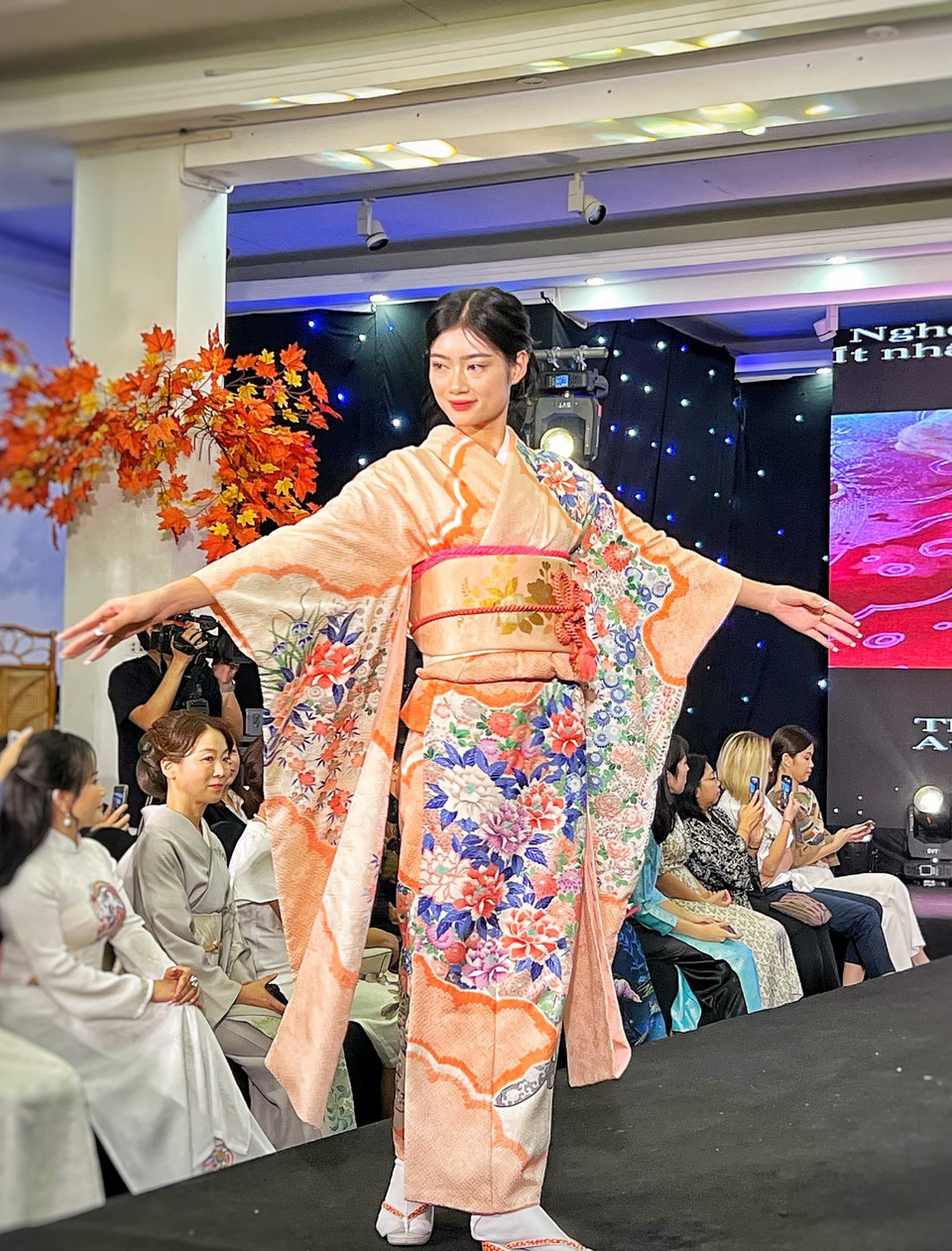 Chuyên gia Junko Sophia Kakizaki cho biết rất ấn tượng với Áo dài của Việt Nam. (Ảnh: Mai Mai/Vietnam+)