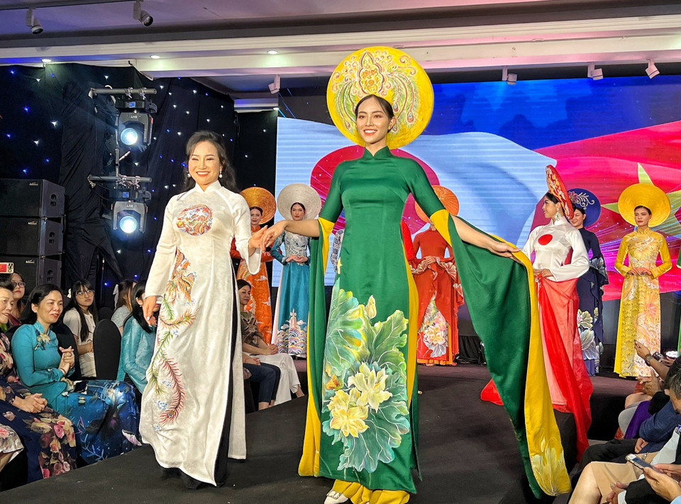 Nhà thiết kế Lan Vy cho biết bộ sưu tập Áo dài 'Gấm hoa' của chị gồm 10 bộ Áo dài trên nền vải gấm và lụa. (Ảnh: Mai Mai/Vietnam+)