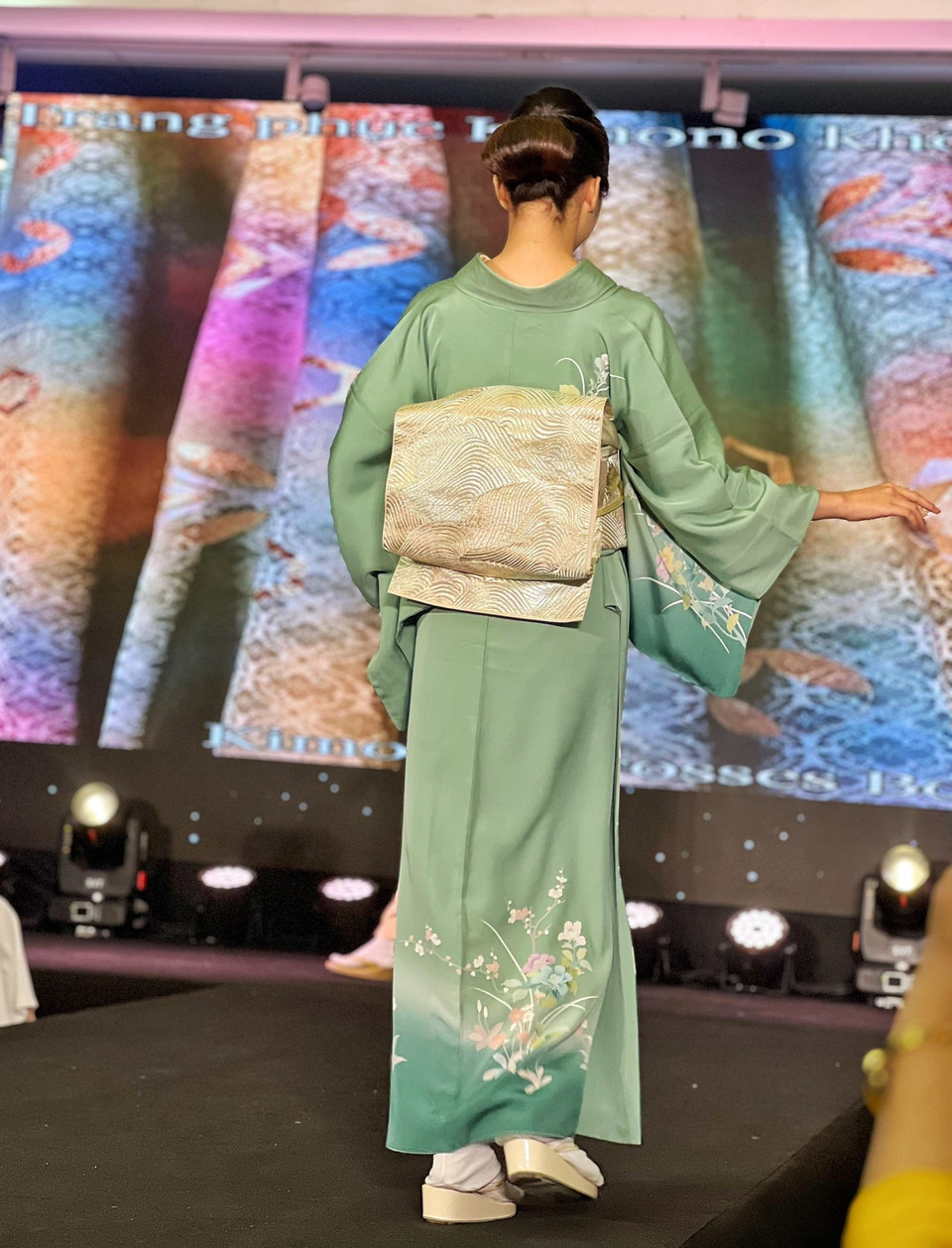 Bà Junko Sophia Kakizaki được biết đến là người tích cực quảng bá văn hóa Nhật Bản ra nước ngoài, như trà đạo, cắm hoa, và đặc biệt là Kimono. (Ảnh: Mai Mai/Vietnam+)