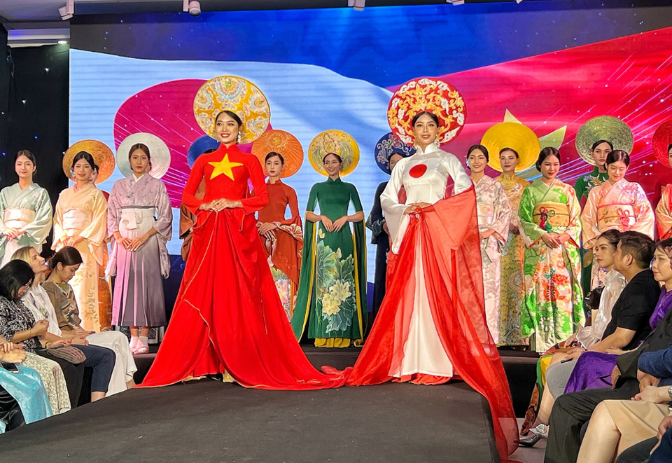 Tại sự kiện 'Sắc thu Việt-Nhật' vừa diễn ra chiều nay (12/10), những bộ Áo dài Việt Nam và Kimono Nhật Bản của hai nhà thiết kế Lan Vy và Junko Sophie Kakizaki đã mang đến cho công chúng Thủ đô những góc nhìn thú vị về trang phục truyền thống hai nước. (Ảnh: Mai Mai/Vietnam+)