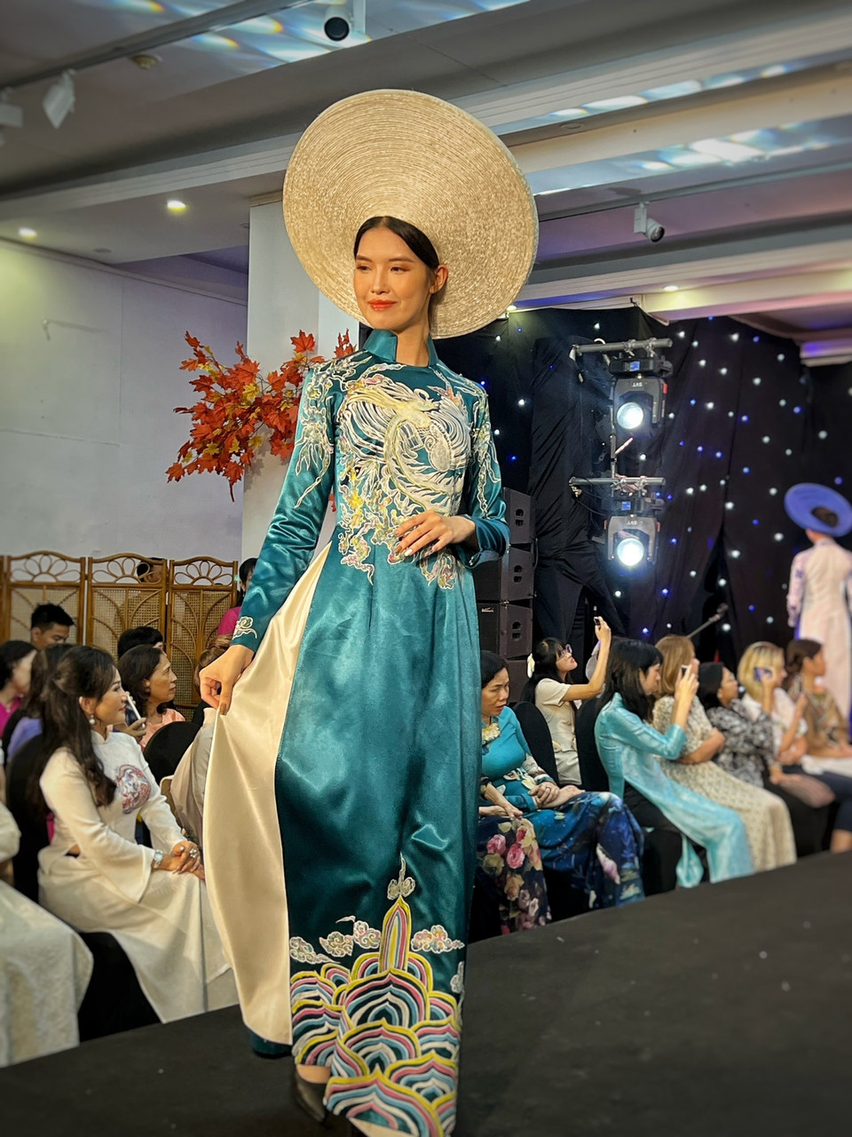 Nhà thiết kế Lan Vy sinh ra và lớn lên ở cố đô Huế, chị đã sáng lập và thực hiện 'Áo Dài Show' – một chương trình nghệ thuật và quảng bá văn hóa được đông đảo người xem trong nước và quốc tế yêu thích. (Ảnh: Mai Mai/Vietnam+)