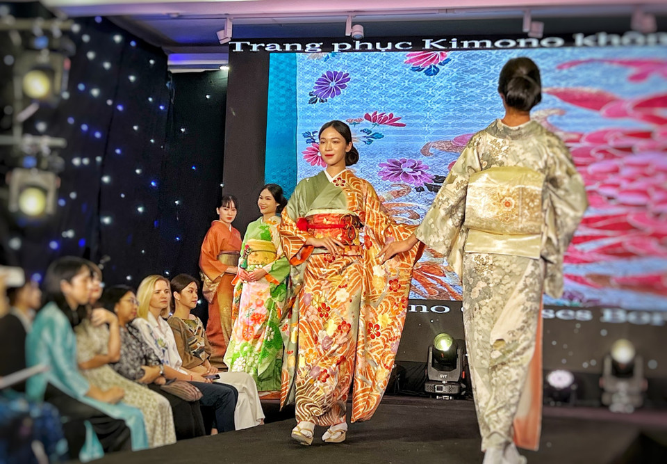 Bộ sưu tập phô diễn kỹ thuật nhuộm vẽ và thêu tay truyền thống độc đáo, lưu truyền qua nhiều thế hệ của người Nhật Bản với các họa tiết sóng nước, chim hạc và vẻ đẹp các loại hoa theo mùa khoe sắc như hoa cúc, hoa anh đào (sakura)... (Ảnh: Mai Mai/Vietnam+)