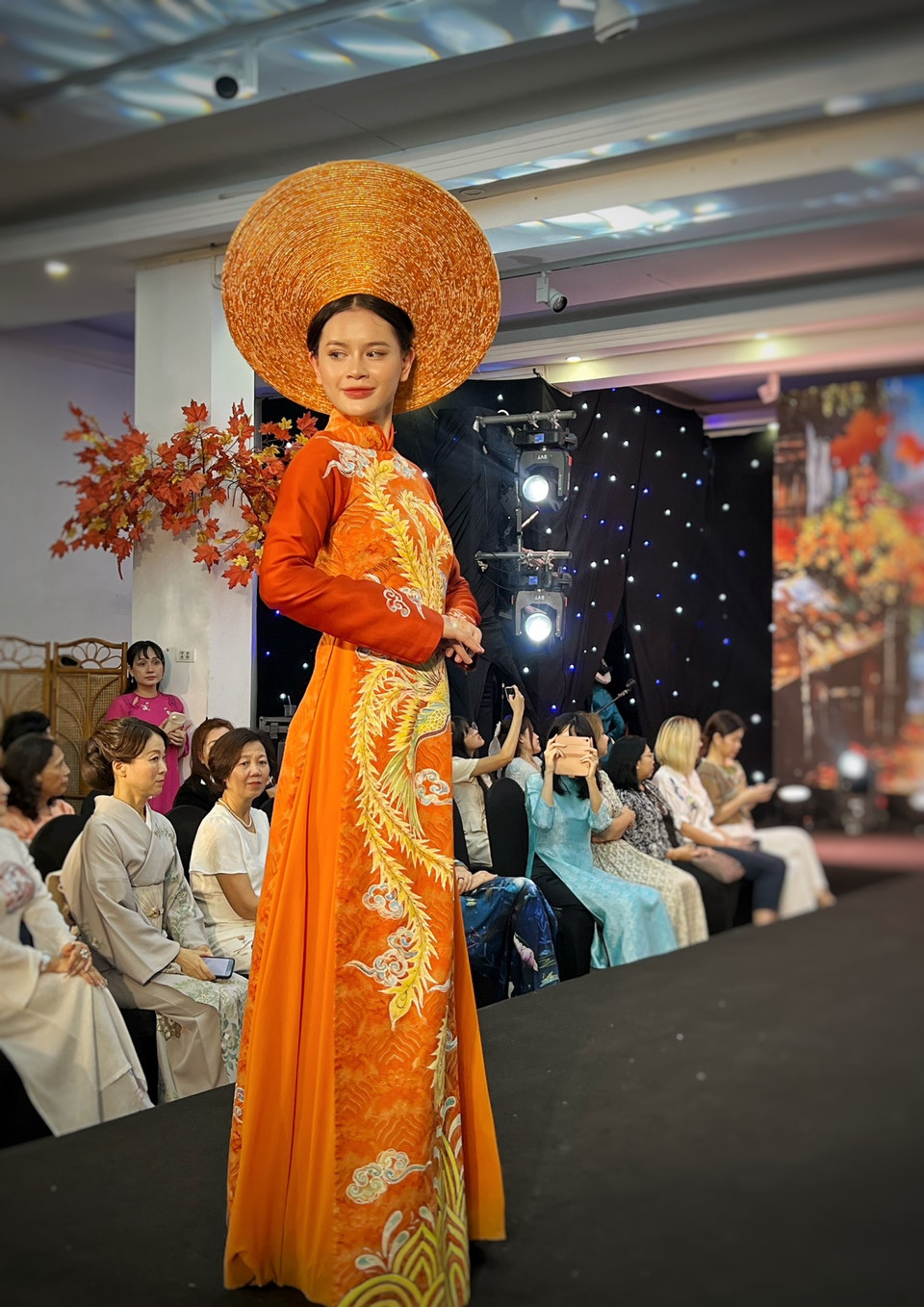 Bộ sưu tập lấy cảm hứng từ câu chuyện văn hóa truyền thống nước Việt, những linh vật linh thiêng như long phi phượng vũ trong truyền thuyết xưa, và hình ảnh trống đồng một thời vàng sơn của dân tộc. (Ảnh: Mai Mai/Vietnam+)