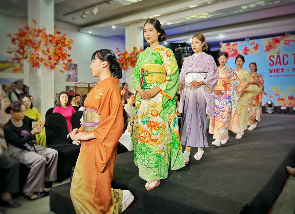Bộ sưu tập 'Bốn mùa Nhật Bản' của chuyên gia Kimono Junko Sophia Kakizaki gồm 10 bộ Kimono giống như những tác phẩm nghệ thuật phản chiếu vẻ đẹp thiên nhiên và những sắc màu đặc trưng của xứ Phù Tang. (Ảnh: Mai Mai/Vietnam+)