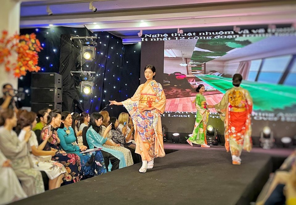 Bộ sưu tập ấn tượng với các họa tiết sóng nước, chim hạc và vẻ đẹp các loại hoa theo mùa khoe sắc như hoa cúc, hoa anh đào... (Ảnh: Mai Mai/Vietnam+)