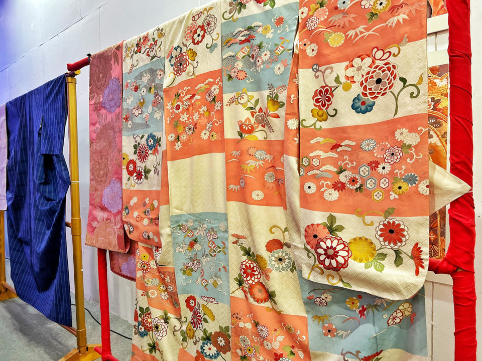 Đặc biệt, trong sự kiện còn có lễ tiếp nhận trang phục Kimono từ chuyên gia Junko Sophie Kakizaki trao tặng cho Bảo tàng Phụ nữ Việt Nam. Bộ Kimono được chuyên gia Nhật Bản lựa chọn trao tặng có giá trị văn hóa và nghệ thuật cao. Đây cũng chính là kỷ vật được sáng tạo, lưu truyền và gìn giữ trong gia đình chuyên gia Junko Sophie Kakizaki qua nhiều thế hệ. (Ảnh: Mai Mai/Vietnam+)