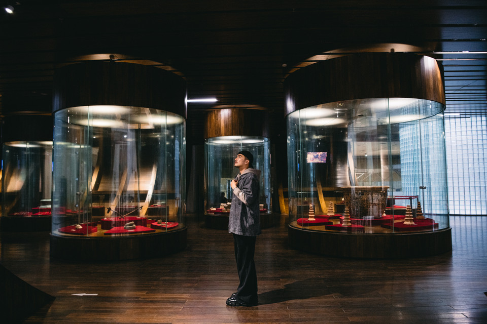 Travel blogger Lý Thành Cơ cũng rất thích thú với trải nghiệm mới mẻ này. (Ảnh: Bảo Khánh/Vietnam+)