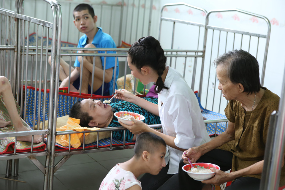 Xúc động hơn khi các thí sinh tự tay xúc cơm cho những người khuyết tật. (Ảnh: BTC)