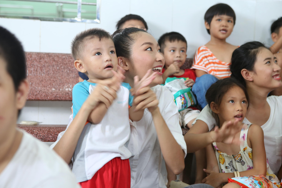 Những khoảnh khắc xúc động nhất trong cuộc gặp gỡ đầy nước mắt của nhân vật trong dự án 'Gửi đời chút hương' sẽ xuất hiện trong tập đầu tiên của chương trình Người đẹp nhân ái – Một trong những phần thi được quan tâm đặc biệt tại Miss World Việt Nam 2019. (Ảnh: BTC)