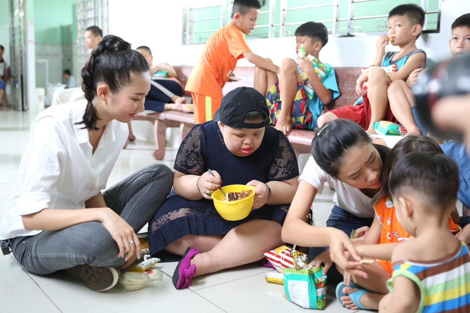 Trong dự án này, các thí sinh trực tiếp gặp gỡ và chia sẻ với những mảnh đời khuyết tật, cơ nhỡ. (Ảnh: BTC)