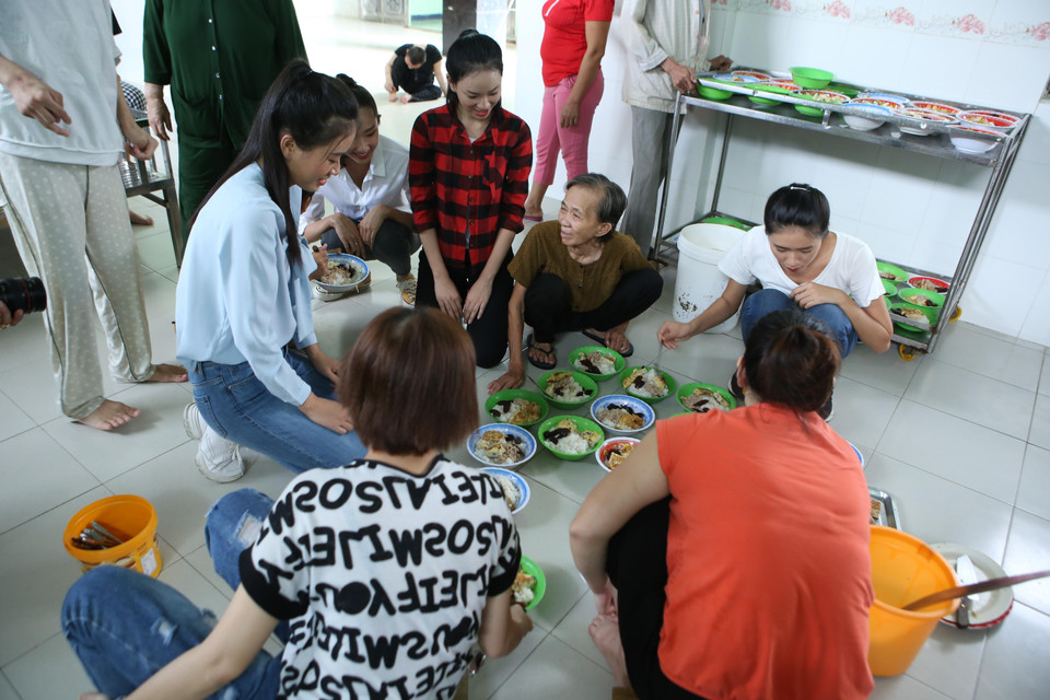 Các người đẹp xuất hiện mộc mạc và bình dị trong những trang phục thường ngày, không phấn son cầu kỳ, không trò chuyện bằng câu từ hoa mỹ. Tất cả đều hướng đến sự chân thành. (Ảnh: BTC)