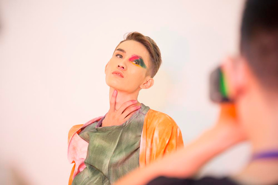 Các thí sinh đã cùng nhau chụp ảnh cho một thương hiệu thời trang lần đầu tiên có mặt trên thị trường, và mặc những thiết kế đặc biệt đến mức 'kỳ quặc' dựa trên 5 chất liệu vải có các dấu hiệu bạc màu, ố vàng, sờn cứng, xù lông, mất dáng. (Ảnh: BTC)