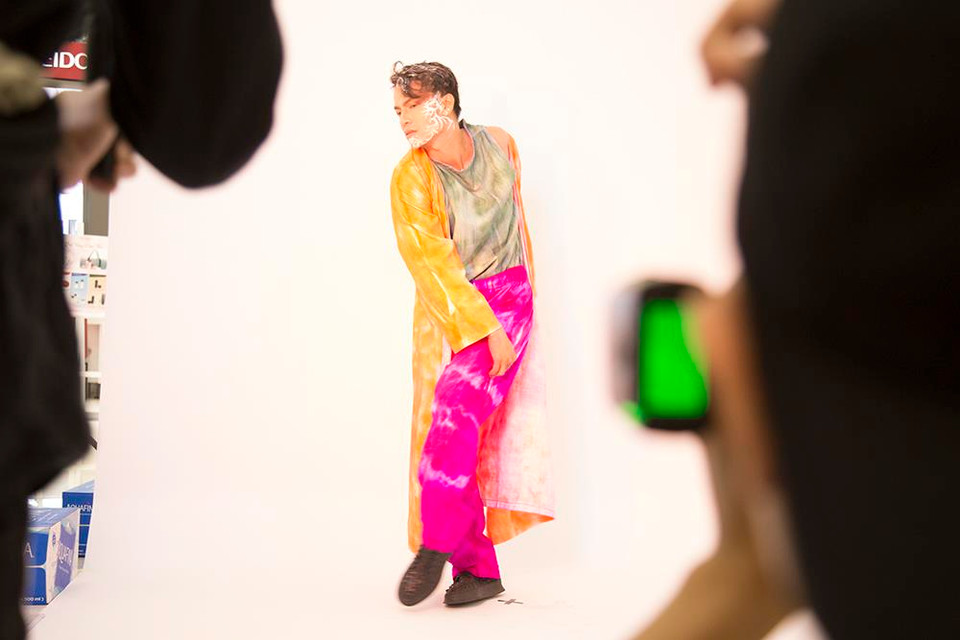 Đối mặt với một thử thách chụp ảnh lạ lẫm, nhiều thí sinh không khỏi bỡ ngỡ và loay hoay trong việc xử lý trang phục. (Ảnh: BTC)