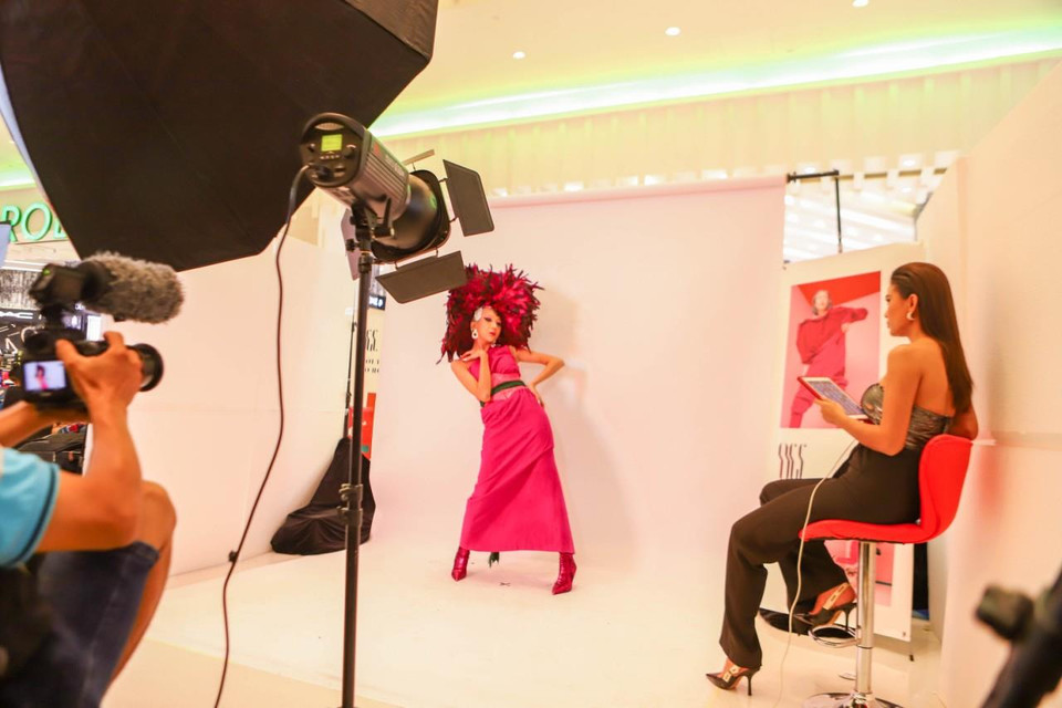 Thử thách 'chụp ảnh kỳ quặc' là bài học bổ ích, giúp các thí sinh tích lũy thêm kinh nghiệm trên hành trình theo đuổi ước mơ trở thành người mẫu chuyên nghiệp. (Ảnh: BTC)