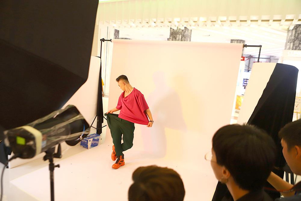 Để xác định 20 gương mặt thí sinh xuất sắc nhất bước vào vòng thử thách 'final walk' của Top Model Online 2019, các thí sinh sẽ có một cuộc bình chọn online bằng những tấm ảnh vừa được thực hiện trong phần thi 'photoshoot.' (Ảnh: BTC)