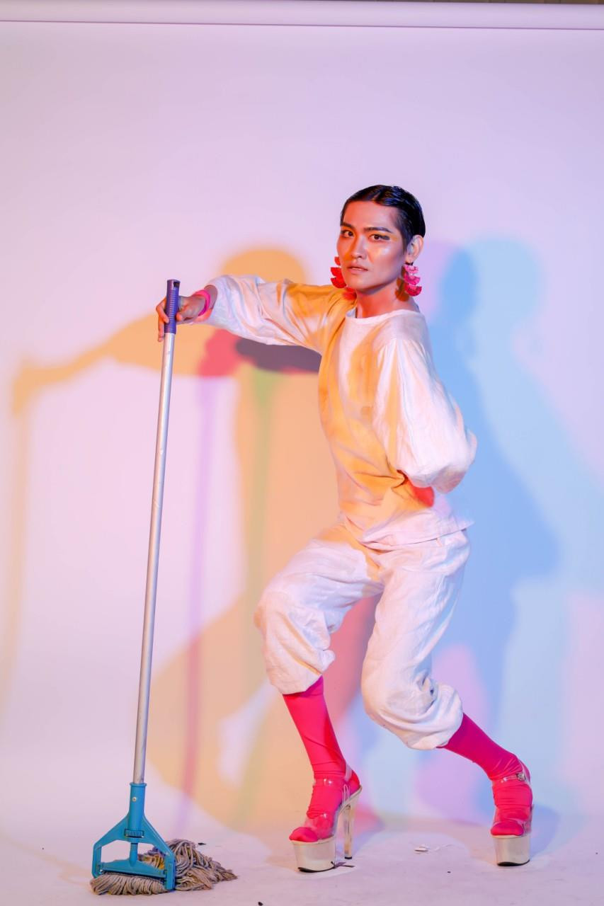 Chưa dừng lại ở đó, nhiều thí sinh còn 'chơi trội' khi mang cả ô, chổi, cây lau nhà… vào phần thi chụp ảnh với mục đích tạo nên sự khác biệt và gây chú ý. (Ảnh: BTC)