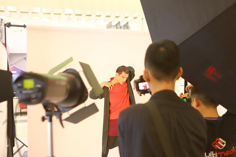 Nhiều thí sinh chọn cách nhấn nhá vào phần mắt với những tông màu đỏ, cam, xanh lá… hay đánh khối, vẽ hoa văn lên mặt để hình ảnh cá nhân trở nên nổi bật. (Ảnh: BTC)