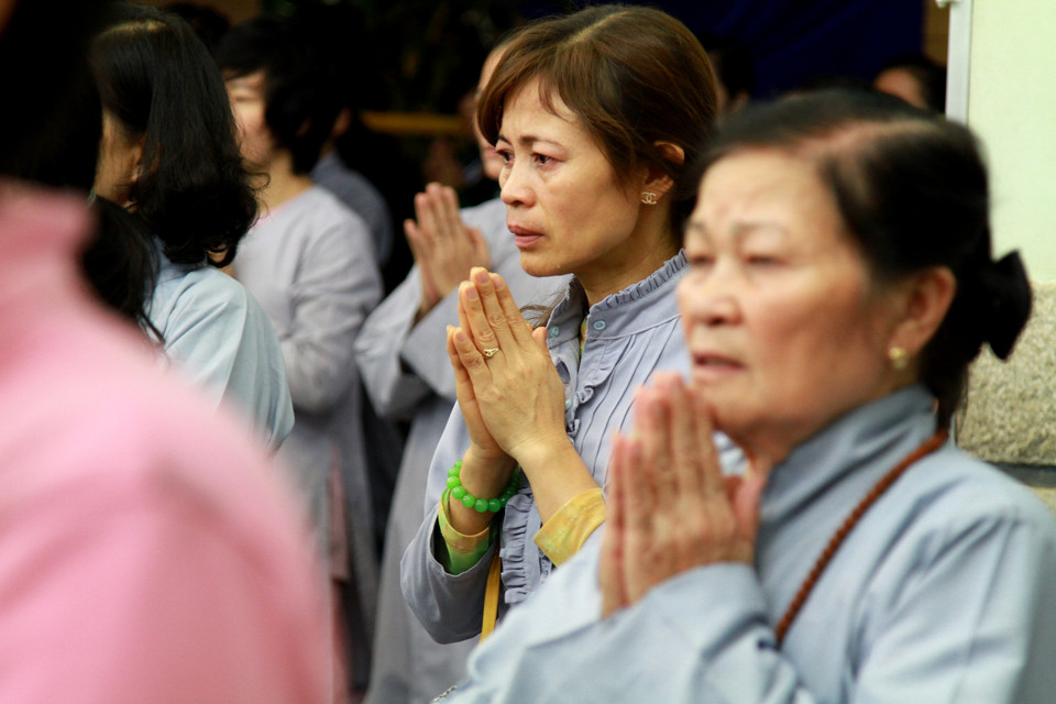 Một Phật tử rơi lệ trong buổi lễ khi nghe những câu Kinh: 'Rừng đao kiếm bao năm hết tội/ Kiếp sừng lông nhiều nỗi đa mang/ Trả đền cho dứt nghiệp oan/ Mới mong thoát khỏi con đường long đong...' (Ảnh: Xuân Mai/Vietnam+)
