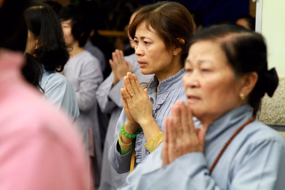Một Phật tử rơi lệ trong buổi lễ khi nghe những câu Kinh: 'Rừng đao kiếm bao năm hết tội/ Kiếp sừng lông nhiều nỗi đa mang/ Trả đền cho dứt nghiệp oan/ Mới mong thoát khỏi con đường long đong...' (Ảnh: Xuân Mai/Vietnam+)