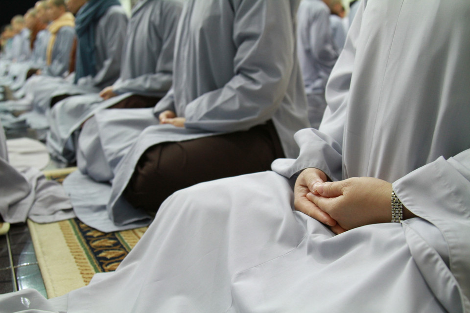 Từ 14 giờ đến 14 giờ 30 các tăng, ni tiếp tục tọa thiền. (Ảnh: Xuân Mai/Vietnam+)