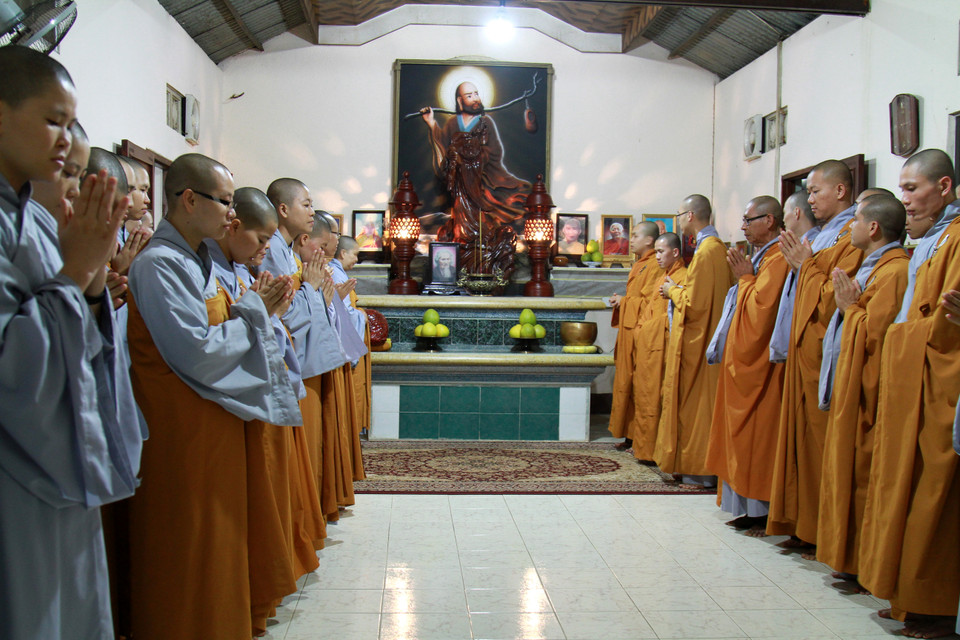 Sau khi dùng cơm chiều vào lúc 17 giờ, các tăng, ni làm lễ ở Nhà thờ Tổ trước khi tụng Kinh hoặc nghe Pháp. (Ảnh: Xuân Mai/Vietnam+)