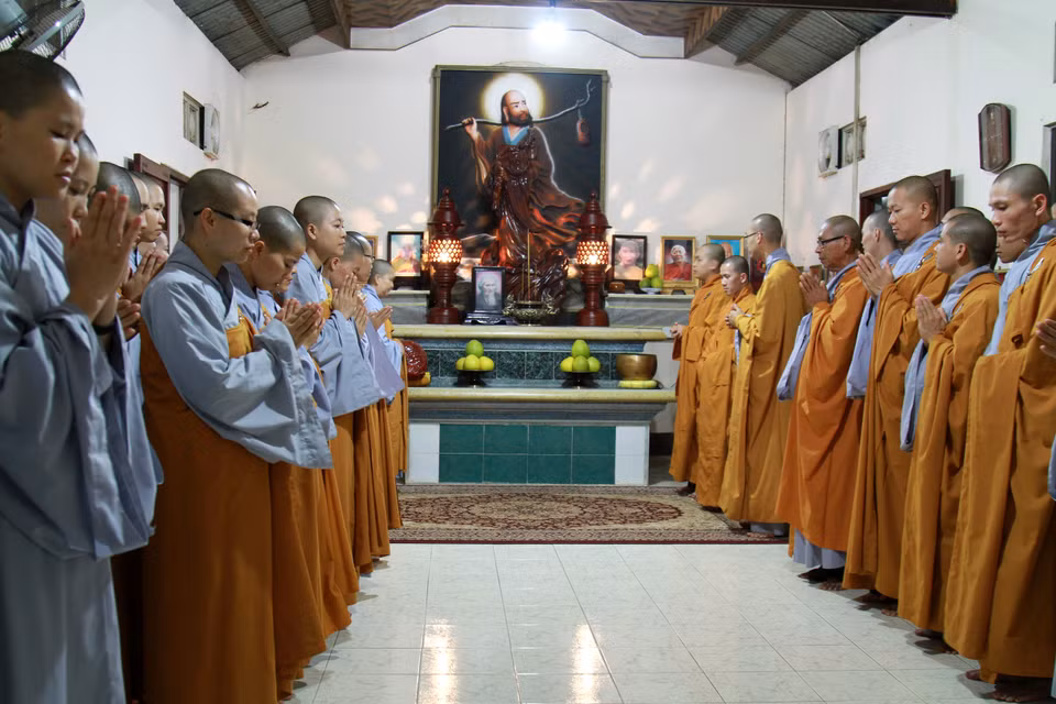 Sau khi dùng cơm chiều vào lúc 17 giờ, các tăng, ni làm lễ ở Nhà thờ Tổ trước khi tụng Kinh hoặc nghe Pháp. (Ảnh: Xuân Mai/Vietnam+)